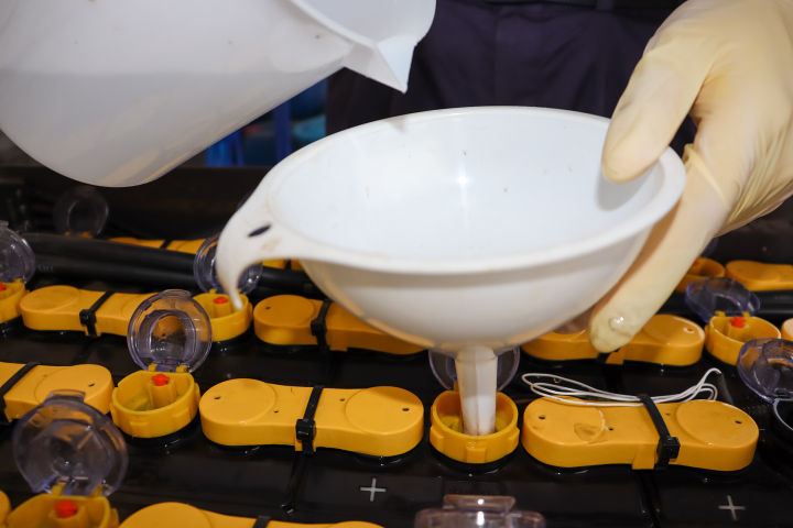 免維護(hù)蓄電池如何手動加水？加水步驟介紹