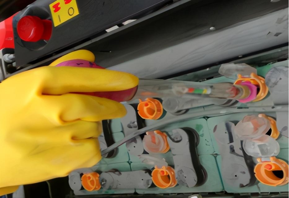 叉車蓄電池怎么添加蒸餾水？