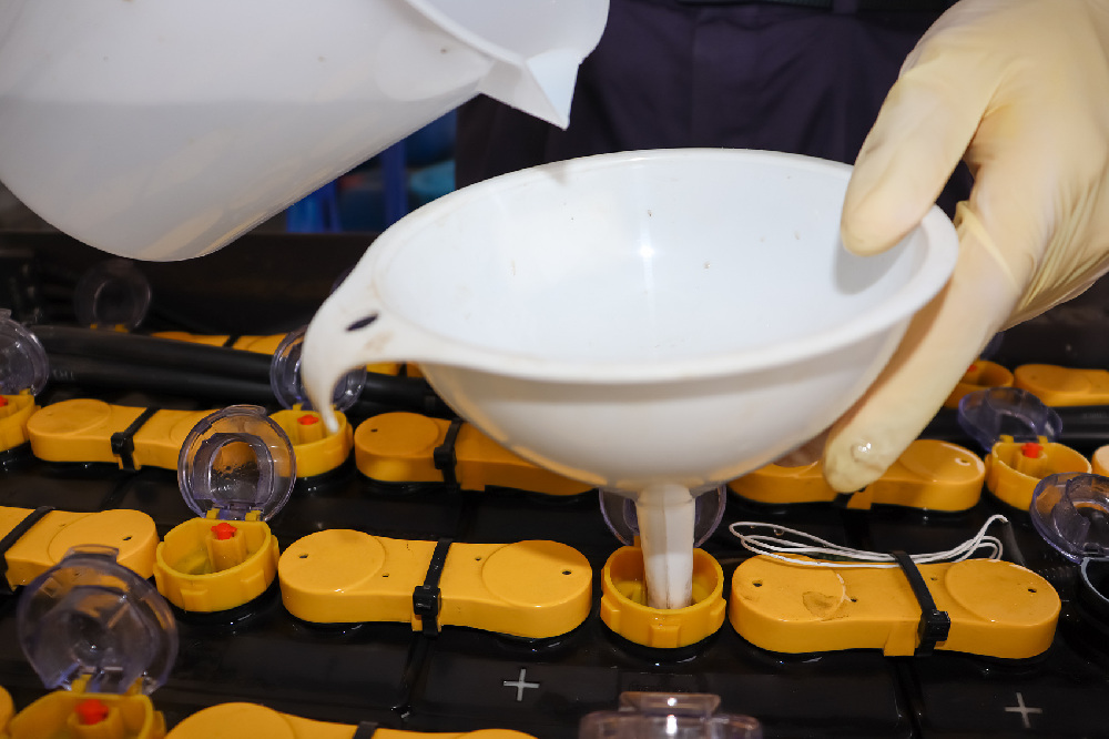 電瓶里面沒(méi)水了應(yīng)如何處理？缺水會(huì)對(duì)電瓶造成何種損害？